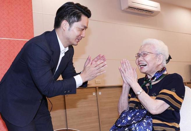 蔣萬安市長為感念長者貢獻，推動敬老精神，2023年上任後全面普發重陽敬老禮金。（本報資料照片）
