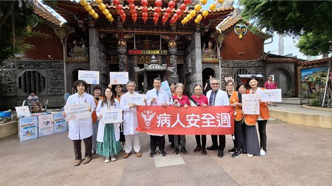 奇美醫院院長林宏榮5日帶著婦產部醫師到臨水夫人媽廟，舉辦孕婦安全宣導，現場送安產御守，出奇招增加宣傳效果。（程炳璋攝）