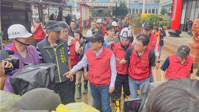 新北市长侯友宜今天上午前往金山老街勘灾。（吕健豪摄）