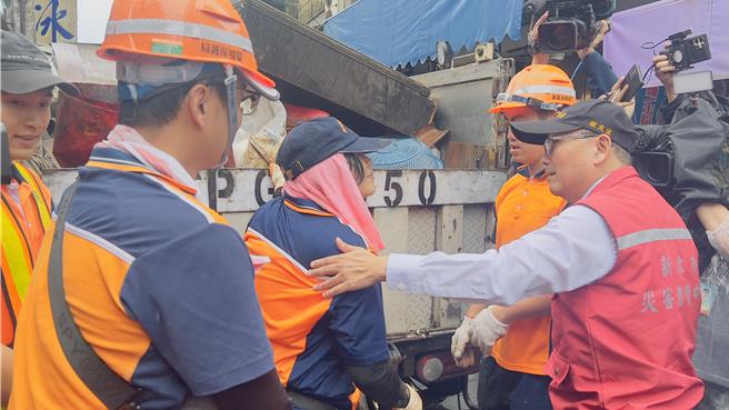 侯友宜慰问协助清理环境的消防队员。（吕健豪摄）