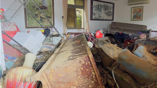 三芝有民宅遭土石冲刷，屋内满目疮痍。（吕健豪摄）