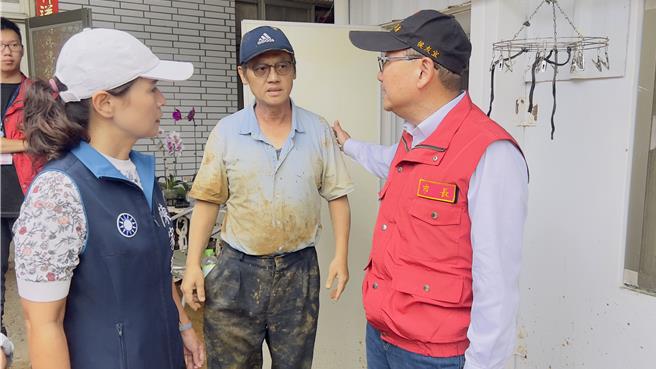 侯友宜慰问民眾，强调人身安全比较重要，后续会协助重建家园。（吕健豪摄）