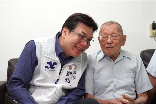 新北市副市長劉和然今（5）日前往訪視102歲人瑞林鏡鑾（右）。（陳慰慈攝）