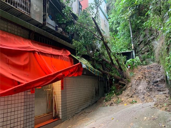 山陀儿颱风造成基隆多处民因淹水及坍方损害。（徐佑升摄）