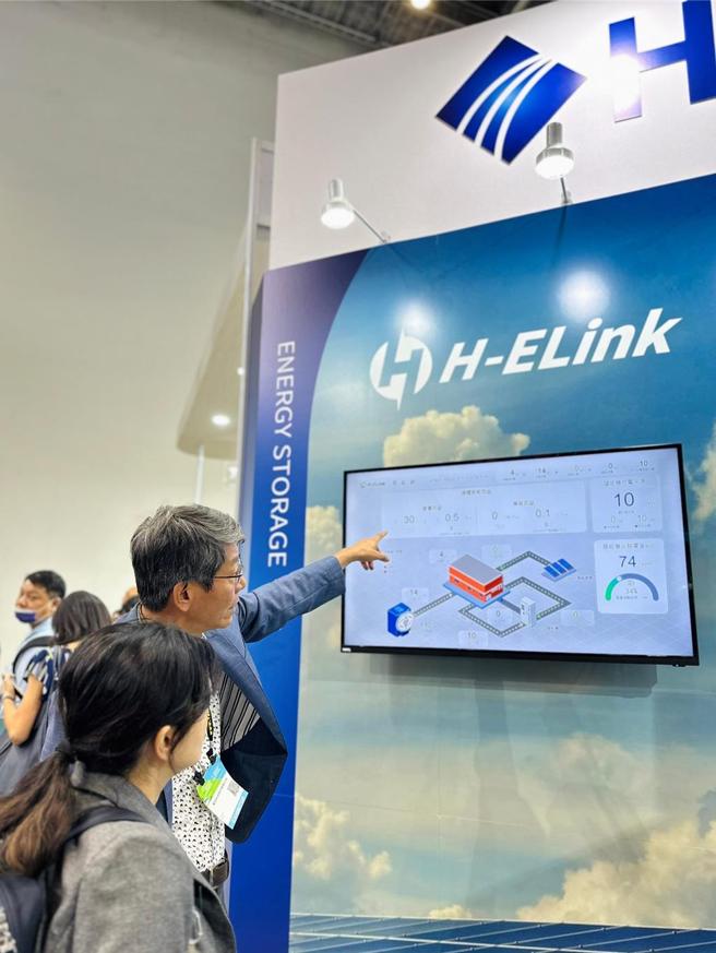 聚恒推出聚能网与液冷型储能柜。图／聚恒提供