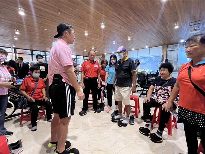 臺大雲林分院設計小遊戲幫助長輩復能，圖為腳踝活動度遊戲暨平衡挑戰。（周麗蘭攝）