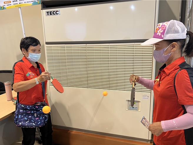 長輩闖關遊戲「眼明手快」。（周麗蘭攝）