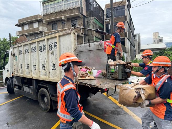 新北市環保局共出動396人及119輛車輛機具，期望能以最快的速度完成災後清理，讓民眾回復正常生活。（新北市環保局提供）