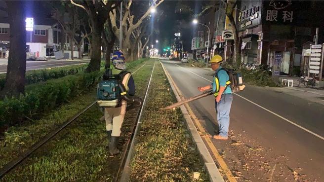 高雄市政府捷運工程局與高捷公司4日收班後再次動員維修人力，徹夜清掃落葉及列車鋼輪洗滌。圖／高捷提供