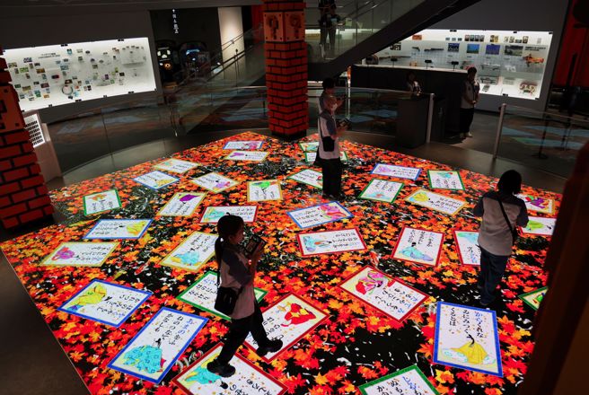 日本任天堂博物館正式開幕，許多互動遊戲吸引遊客駐足。（圖／路透）