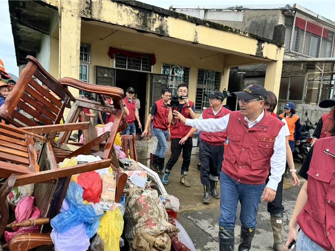 新北市長侯友宜下午再度回到金山，前往清泉里視察災後復原的情況。（呂健豪攝）