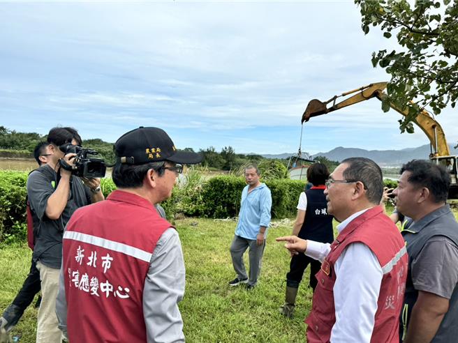 侯友宜也到水尾漁港了解被沖到外海的舢舨船吊掛作業。（呂健豪攝）