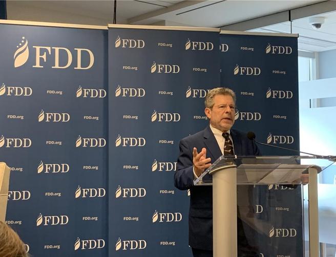 華盛頓智庫防衛民主基金會（FDD）創辦人暨董事長CLIFFORD D. MAY 主持論壇開幕。圖／陳碧芬