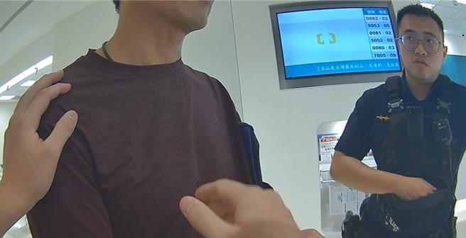 警方与行员联手阻诈，向男子解说假投资诈骗手法。（翻摄照片／林郁平台北传真）