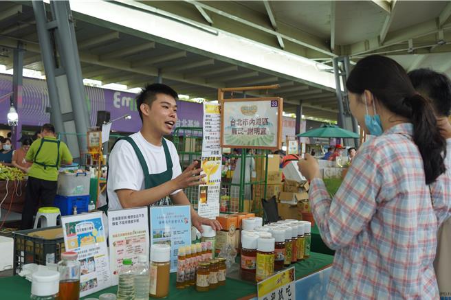 台北市产发局辅导台北市农会在台北花博农民市集举办「台北市蜂蜜整合行销活动」，现场除邀集台北市蜂农们展售最高品质的蜂蜜外，还有知名大厨以台北市的蜂蜜完成6道蜂蜜大餐。（图／产发局）