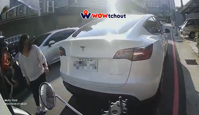 特斯拉女駕駛在巷弄內急煞，下車還先關心自己的愛車。（圖／翻攝自WoWtchout - 地圖型行車影像分享平台）