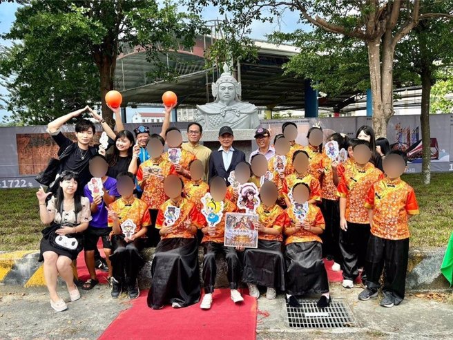 台南市安南区鹿耳社区5日在好望角公园设立郑成功登陆纪念碑，成郑军开台新地标，前台南市长许添财（最后排中黑西装者）到场参与。（鹿耳社区发展协会提供／程炳璋台南传真）