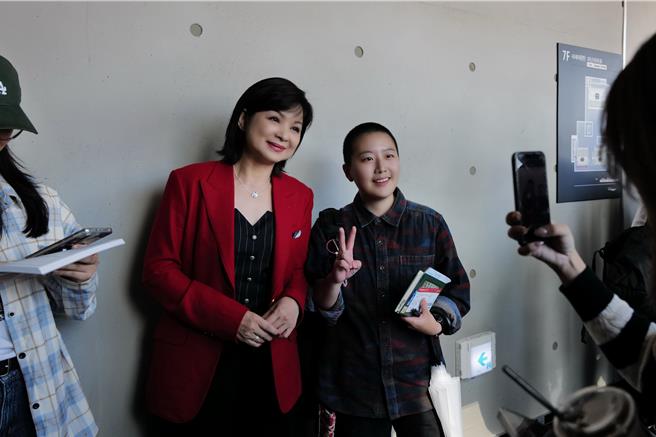 《小雁与吴爱丽》釜山世界首映后杨贵媚（中间红外套）和热情观眾合照。（图／牵猴子股份有限公司）