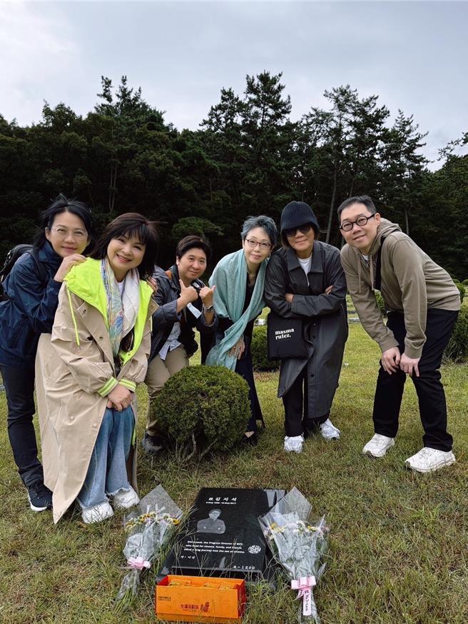 杨贵媚（左二）与金智奭遗孀（中围披肩）、导演林书宇（右）探望金智奭的墓园。（图／牵猴子股份有限公司）