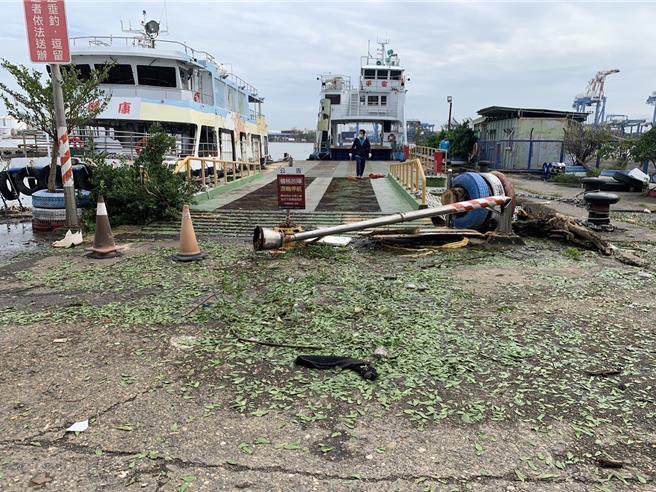旗鼓渡深夜停航遭旗津居民抱怨淪「二等公民」，船公司回應說多處設備受損，需要時間復原。（高雄市輪船公司提供／任義宇高雄傳真）