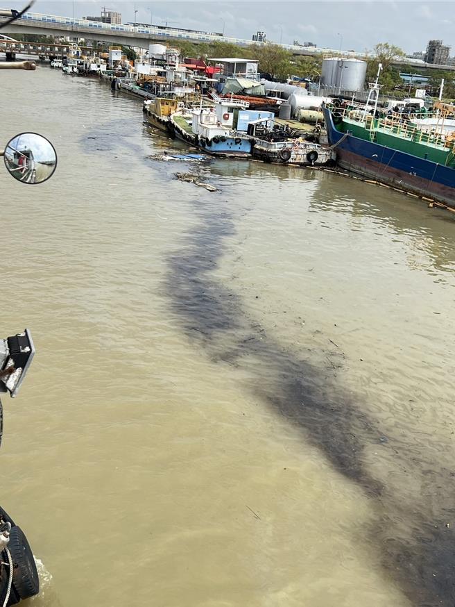 船公司說海面漂流物多，近期會減速航行。（高雄市輪船公司提供／任義宇高雄傳真）