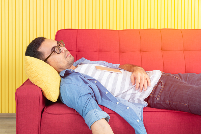 生日中有些看似舒服的姿勢，實際上對腰椎傷害非常大。（示意圖：shutterstock／達志）
