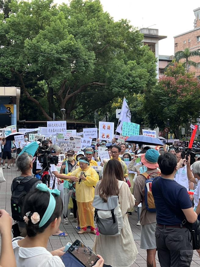 民眾党主席柯文哲涉贪被羁押满月，小草今集结于土城发起寧静举牌游行。（土城警分局提供）