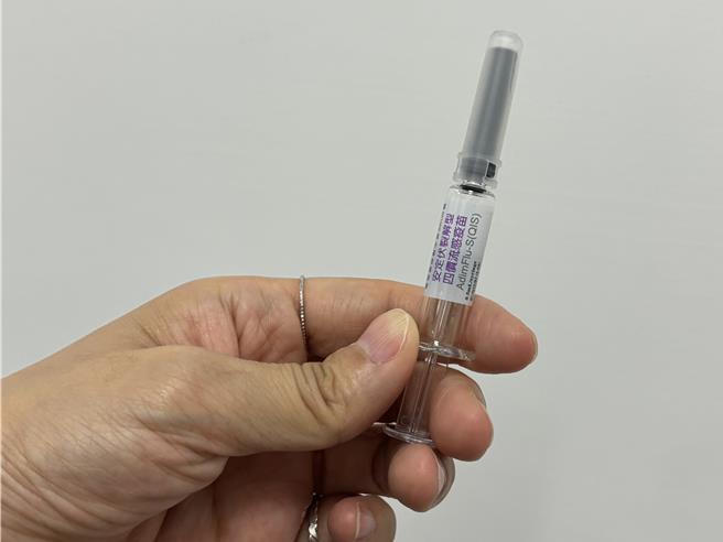 台中市衛生局表示，依據疾管署建議，因流感疫苗是一體成型，針頭尚無法更換。（馮惠宜攝）