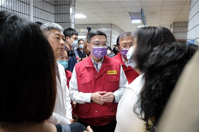 屏東縣東港安泰醫院火警9死意外震驚社會，行政院長卓榮泰5日前往屏東醫院探望6名傷患，也慰問醫護人員的辛勞。（翻攝卓榮泰臉書／謝佳潾屏東傳真）