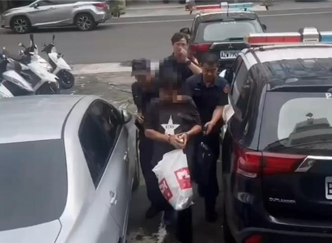 警方前往窃贼家中逮人。（警方提供／任义宇高雄传真）