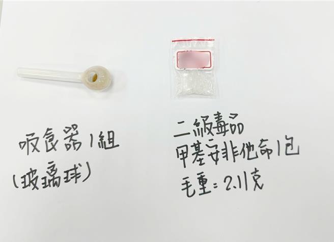 警方在窃嫌住处除查获剩余赃款外，也找到毒品安非他命，移送地检署侦办。（警方提供／任义宇高雄传真）