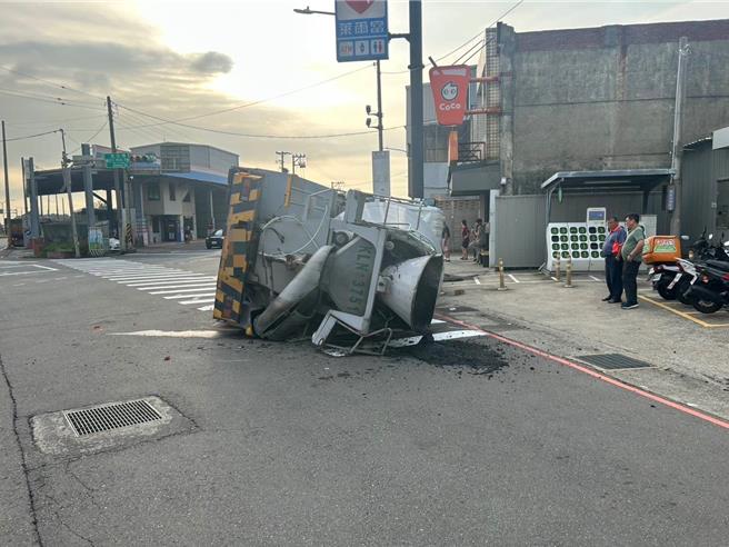 桃園市新屋區中山西路與台15線路口，5日下午1輛大貨車疑似因為煞車失靈導致車輛翻覆。（警方提供／廖姮玥桃園傳真）