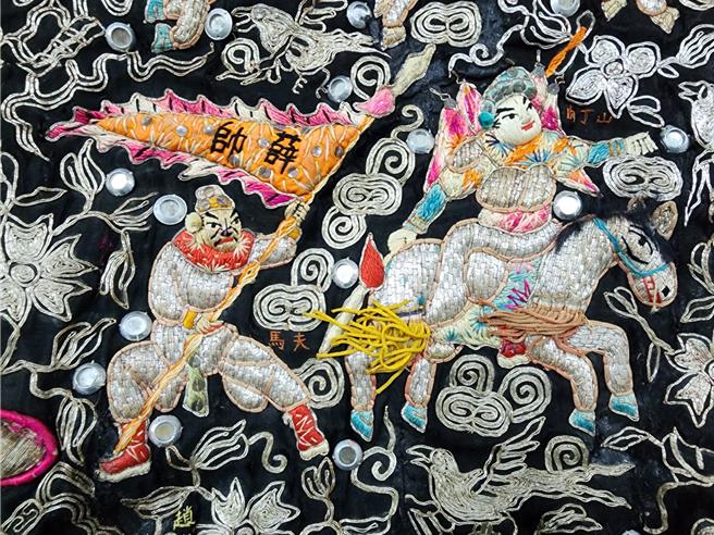 台南下营玄天上帝庙近期找到1面绣着「下营庄」字样的日据时代头旗，其绣工精致，上头的人物、坐骑栩栩如生。（下营上帝庙提供／张毓翎台南传真）