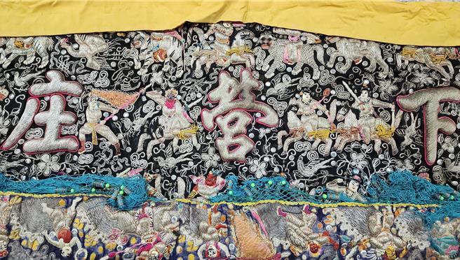 头旗上方绣着「下营庄」字样，年代可追溯至日据时期。（下营上帝庙提供／张毓翎台南传真）