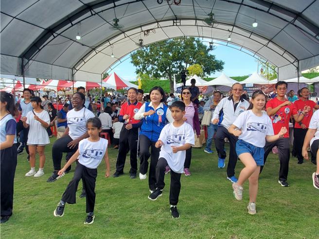 西螺七崁武术嘉年华今天发表刚出炉的七崁武术健康操，县长张丽善等人现学现会。（周丽兰摄）