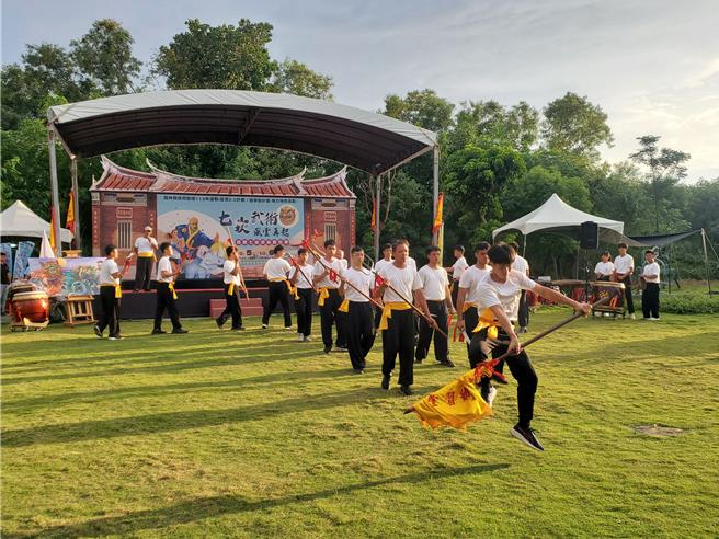 黄应华师父带领年轻人传习牵箍，场面令人动容。（周丽兰摄）