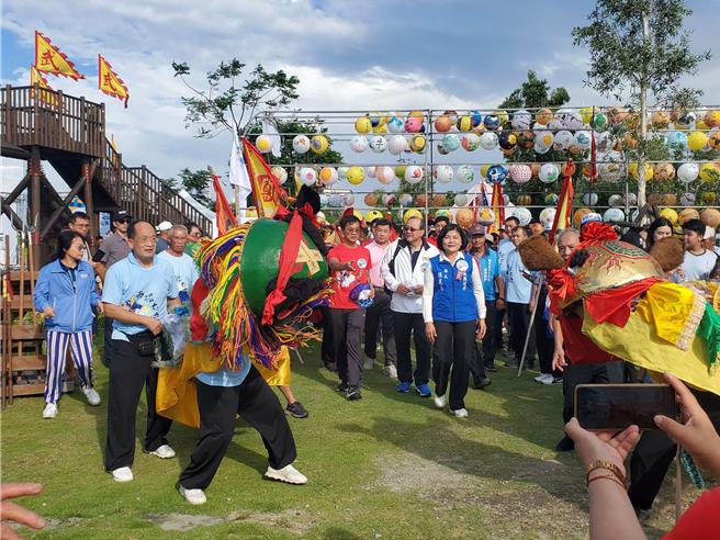 县长张丽善、体育署访视委员亦是前师大附校长郑志富、勤益科大教授陈泰衡抵达时，武馆师父们隆重摆阵舞狮迎接，表达热烈的情意。（周丽兰摄）