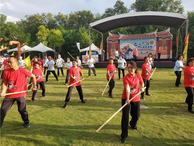 社区民眾展示振兴社的齐眉棍法。（周丽兰摄）
