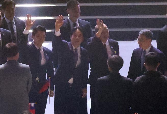 赖清德总统最后压轴登场，不仅错过晚会序幕的「国歌传颂 光照国庆」唱颂国歌、国旗歌的阶段，到场后随即上台发表6分钟的致词震撼全场，结束后旋即离场，全程待不到10分钟。（姚志平摄）