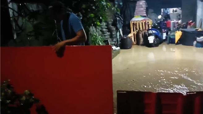 台东县政府启动「山陀儿颱风灾后专案救助计画」，针对淹水户提供最高1万5000元救助金。（萧嘉蕙摄）