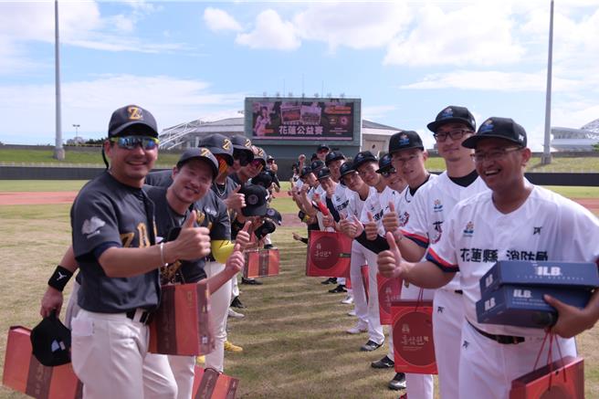 韩国ZOMAZOMA明星棒球队今天在花莲，与花莲县消防局特种搜救队展开一场公益棒球赛。（花莲县政府提供／罗亦晽花莲传真）