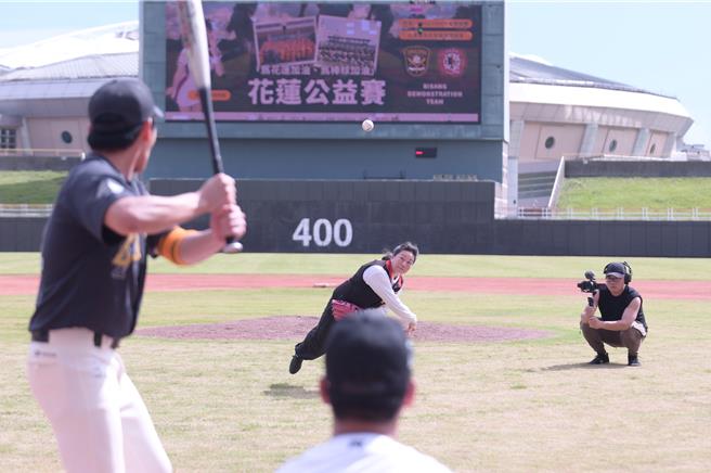 韩国ZOMAZOMA明星棒球队今天在花莲，与花莲县消防局特种搜救队展开公益棒球赛，县长徐榛蔚也特别为赛事开球。（花莲县政府提供／罗亦晽花莲传真）
