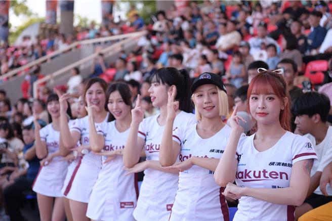 韩国ZOMAZOMA明星棒球队今天在花莲，与花莲县消防局特种搜救队展开一场公益棒球赛，中华职棒乐天桃猿队啦啦队Rakuten Girls（乐天女孩）也到场应援、炒热气氛。（花莲县政府提供／罗亦晽花莲传真）