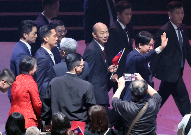 113年国庆晚会5日在台北大巨蛋举行，赖清德总统（右起）蒞临会场致词后，立法院长韩国瑜、行政院长卓荣泰、台北市长蒋万安等人陪同他离开会场。（姚志平摄）