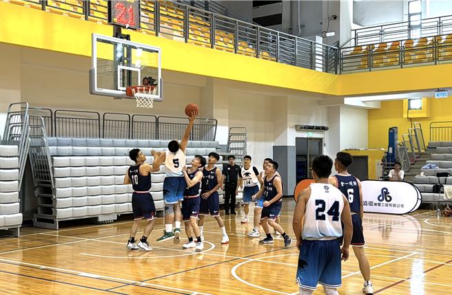 金门篮球之友协会今起一连两天在金门大学体育馆举办「反毒公益篮球邀请赛」，12支球队以场上的拚劲提倡正确的运动观念、宣扬反毒意识。(于家麒摄)