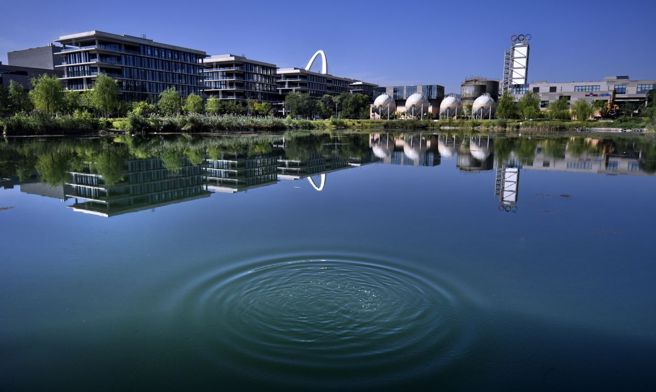 近年来，北京市改造河道、湖泊周边集雨设施，利用砂石坑、低洼地、公园湖泊、工业退水湖等自然环境和建成设施建设「海绵」蓄水工程，提高地下水位，达到滋养城市、改善生态环境目的；图为首钢老园区群明湖。（新华社资料照）