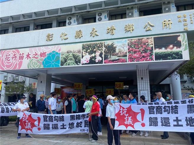 永靖乡公所出租第6公墓设置太阳能光电发电系统，曾引发近百群眾到乡公所抗议，表达反对在第六公墓设置太阳能光电板的立场。（本报资料照）