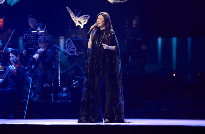 江蕙国庆晚会登场，身上礼服暗藏满满巧思。（图／台北市观传局提供）