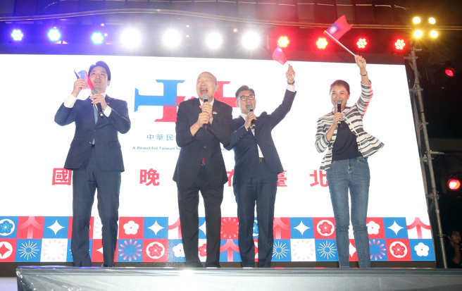 国庆晚会5日晚间结束后，台北市长蒋万安（左起）、立法院长韩国瑜、立法院副院长江启臣及南投县长许淑华前往户外现场与民眾一起唱歌同乐。（范扬光摄）