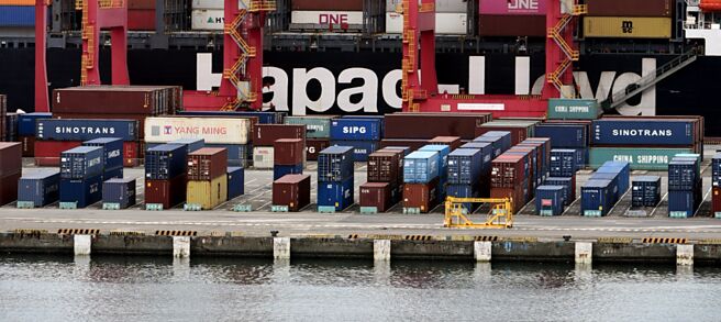 碼頭工人六年加薪62％協議尚待基層投票同意，自動化議題扮關鍵…圖／本報資料照片